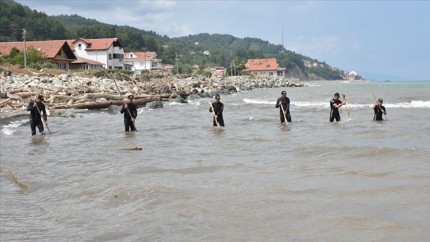 Jandarma komando timi 'Kağanlar' Ezine Çayı'nın Karadeniz'e döküldüğü alanda 'kayıp' arıyor