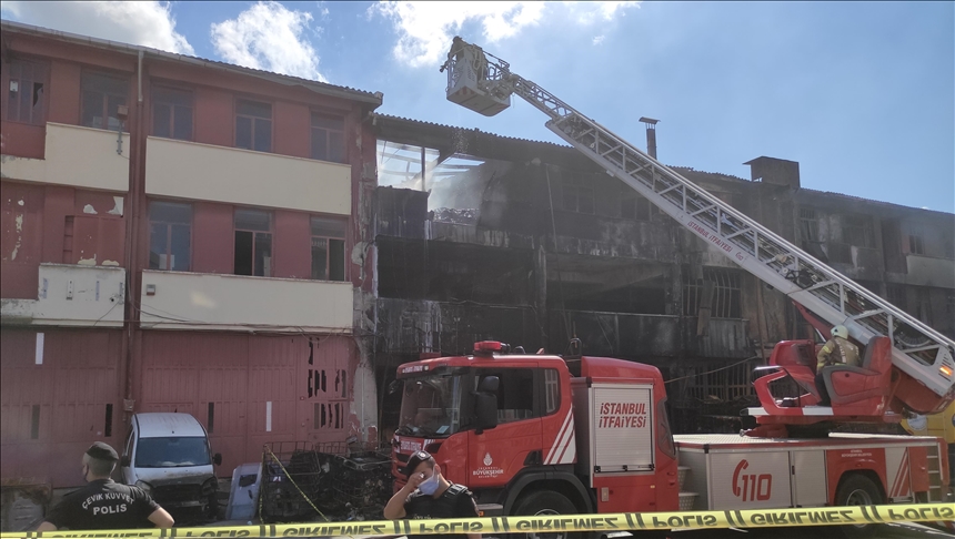 İkitelli Çevre Sanayi Sitesi'ndeki yangının ardından soğutma çalışması sürüyor