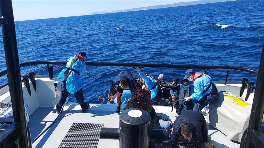 İzmir'de Türk kara sularına itilen 63 düzensiz göçmen kurtarıldı