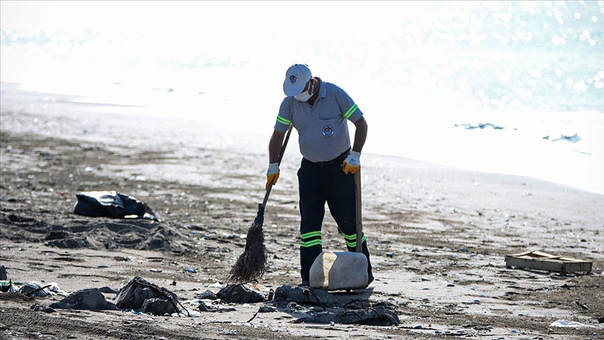 Mersin sahillerinde Suriye kaynaklı petrol sızıntısına ilişkin temizlik çalışmaları devam ediyor