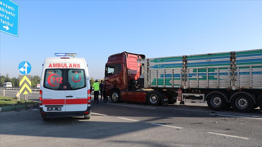 Kütahya'da tır ile öğrenci servisinin çarpışması sonucu 4 kişi yaralandı