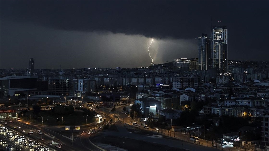 İstanbul'da kuvvetli sağanak ve fırtına etkili oluyor
