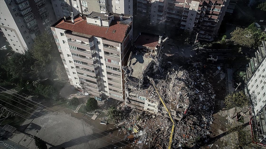 İzmir'deki deprem konutlarının teslimine depremin yıl dönümünde başlanacak