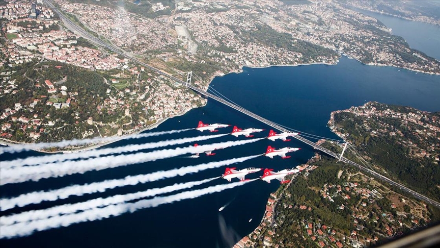 Türkiye ve Azerbaycan uçakları İstanbul Boğazı'nda selamlama uçuşu yaptı