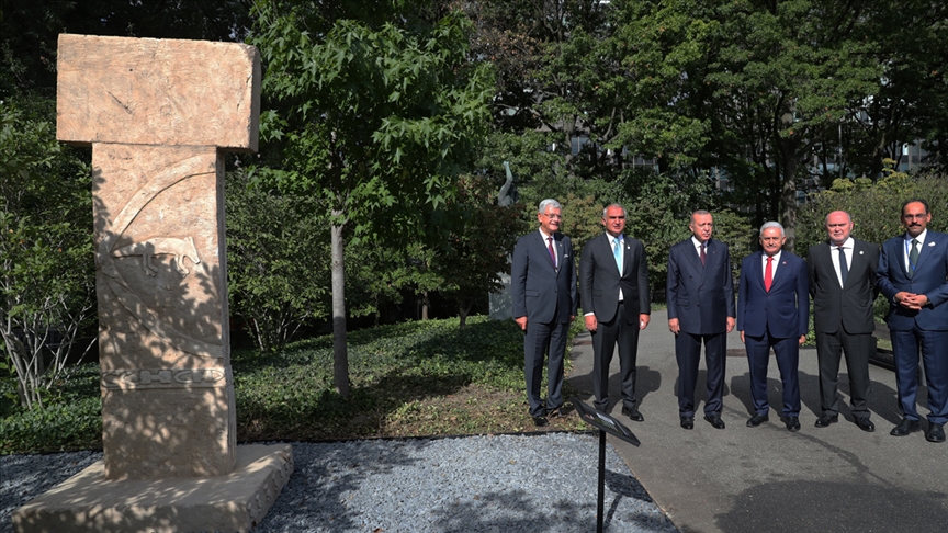 Cumhurbaşkanı Erdoğan, BM bahçesinde sergilenen Göbeklitepe dikilitaş replikasını ziyaret etti