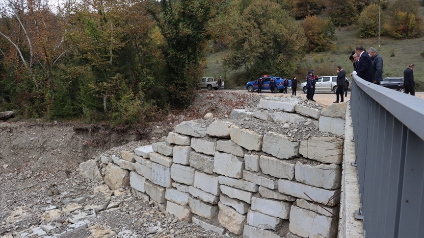 Karabük'te kuvvetli sağanak nedeniyle yıkılan köprü ulaşıma açıldı