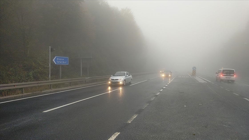 Bolu Dağı'nda sis ve yağmur etkili oluyor..