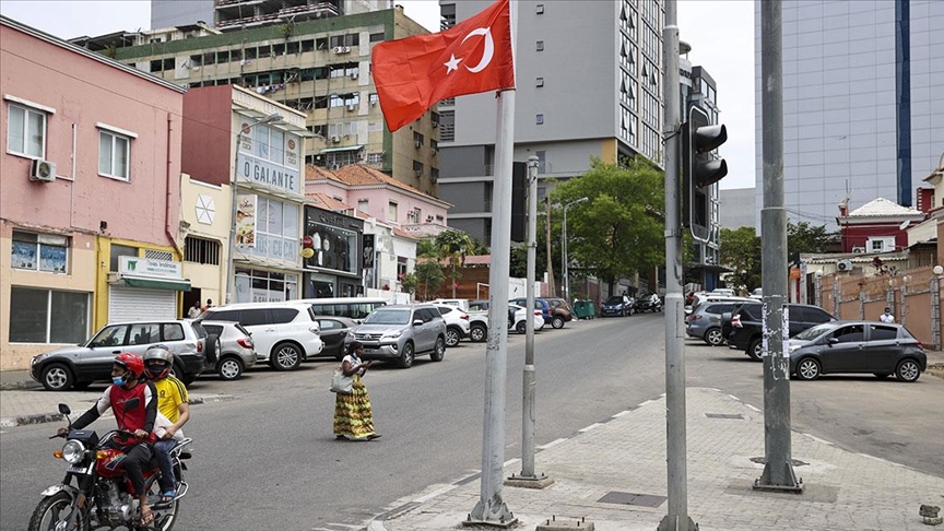 Cumhurbaşkanı Erdoğan'ın ziyareti öncesi Angola'nın başkenti Luanda Türk bayraklarıyla donatıldı