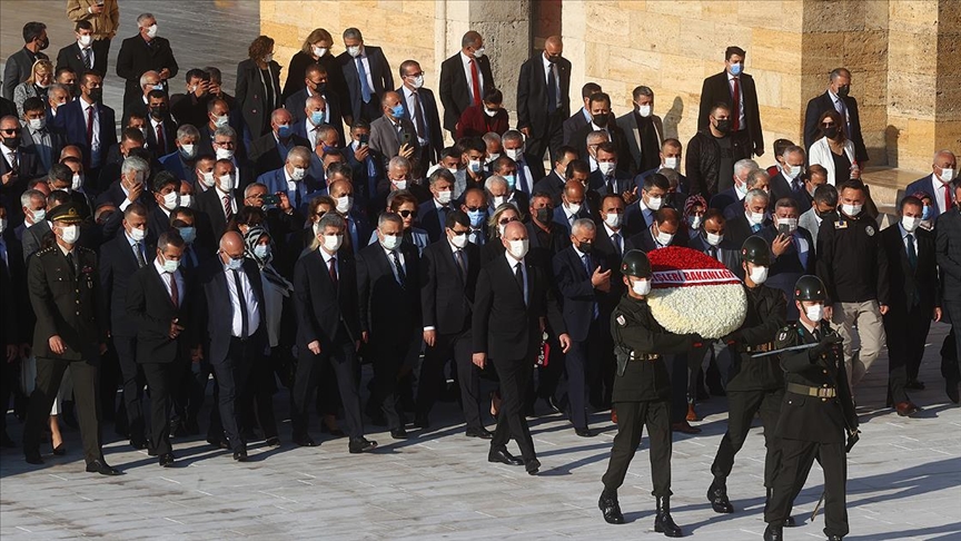 İçişleri Bakanı Soylu ve beraberindeki heyet Anıtkabir'i ziyaret etti