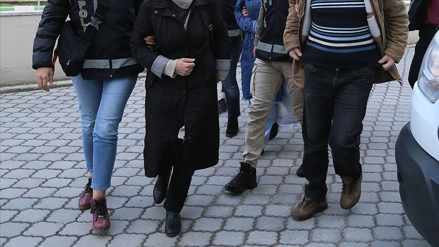 İzmir'de FETÖ'nün emniyet mahrem kadın yapılanması soruşturmasında 32 kişi gözaltına alındı