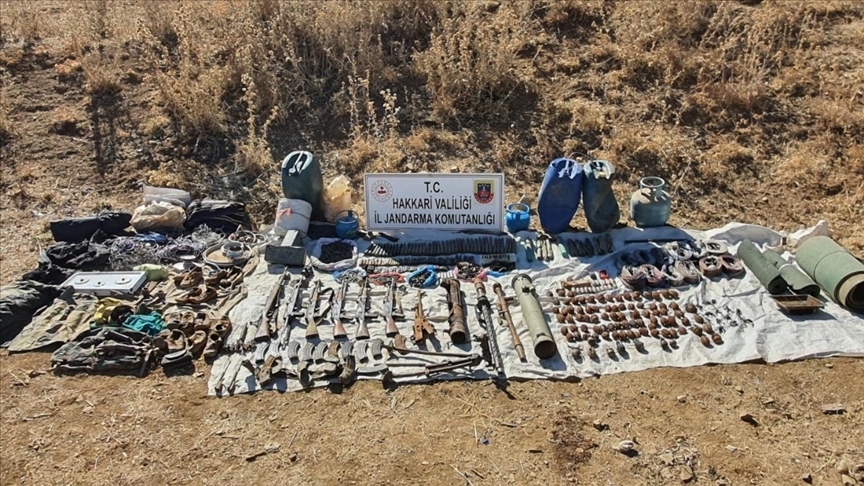 Hakkari'de PKK'lı teröristlere ait mühimmat ve el bombaları ele geçirildi