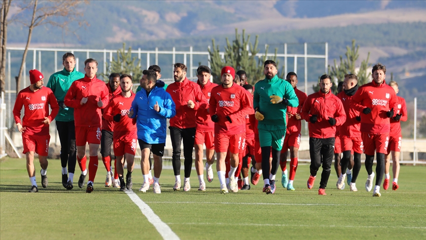 Sivasspor yarın Medipol Başakşehir'e konuk oluyor