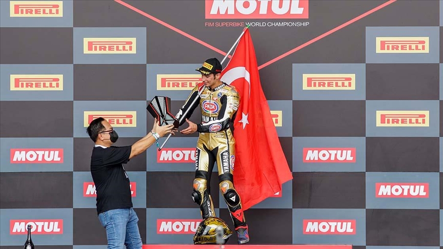 Milli motosikletçi Toprak Razgatlıoğlu, dünya şampiyonu oldu!