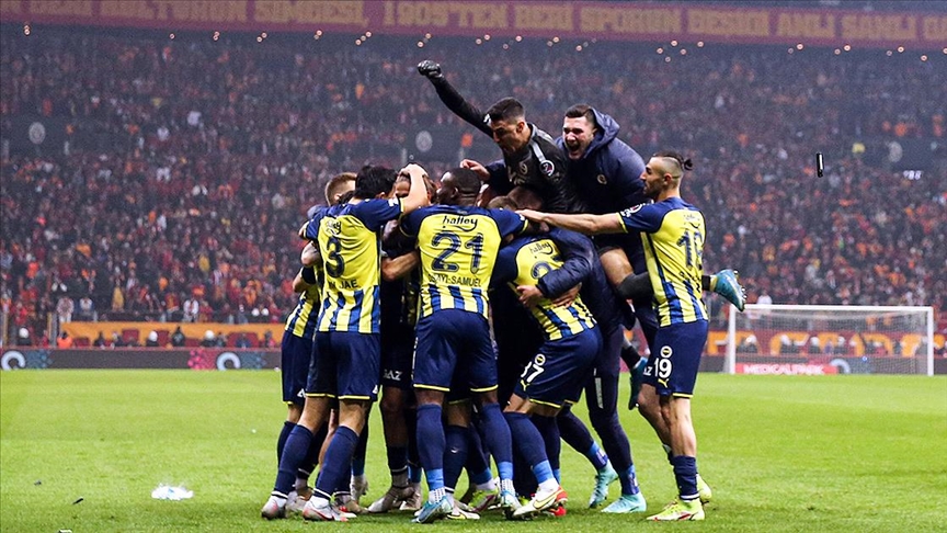 Fenerbahçe'de kötü hava Galatasaray galibiyetiyle dağıldı