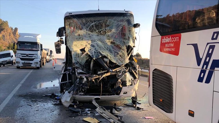 Yolcu otobüsü kaza yapan tırlara çarptı, hostes öldü, 35 kişi yaralandı