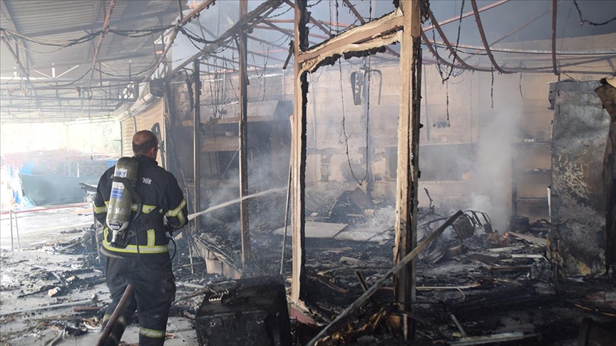 Kuşadası'nda çarşıda çıkan yangın çok sayıda iş yerinde hasara neden oldu