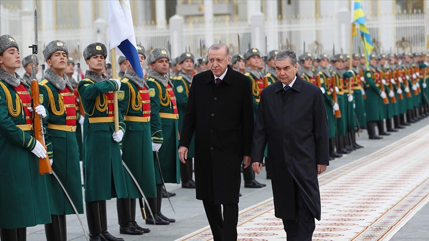 Cumhurbaşkanı Erdoğan, Türkmenistan'da resmi törenle karşılandı