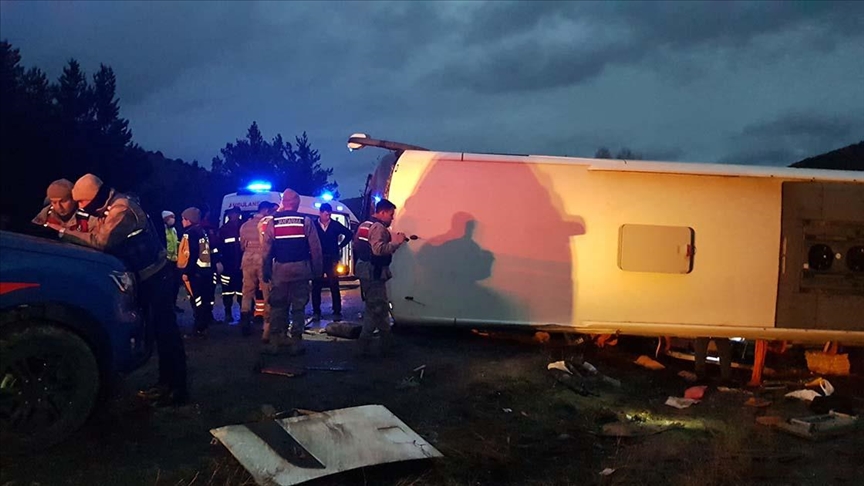 Erzincan'da devrilen yolcu otobüsündeki 22 kişi yaralandı