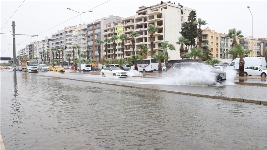 İzmir'de şiddetli fırtına nedeniyle deniz taştı!