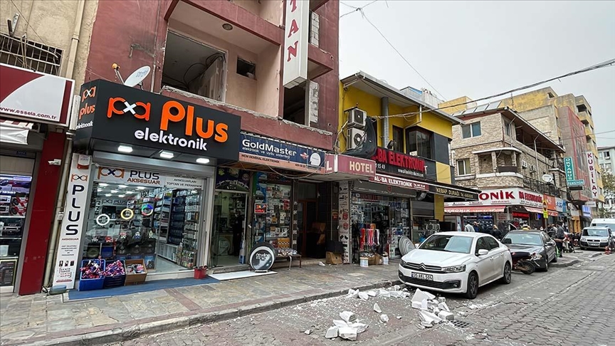 İzmir'de fırtına nedeniyle bir binadan aracın ve yayanın üzerine beton parçaları düştü