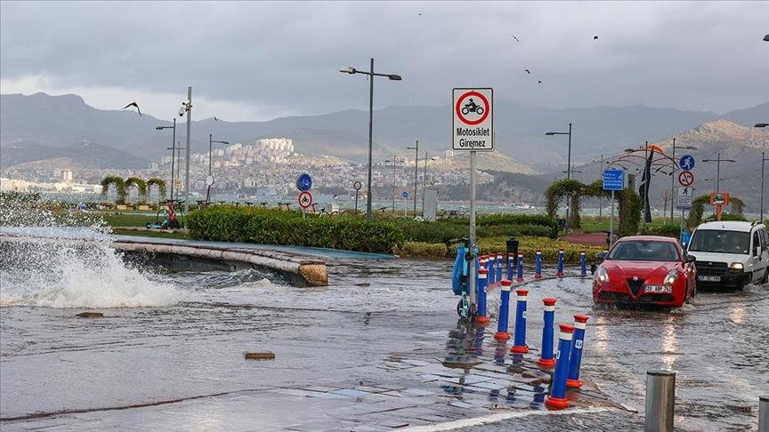 İzmir'de fırtına nedeniyle deniz taştı!