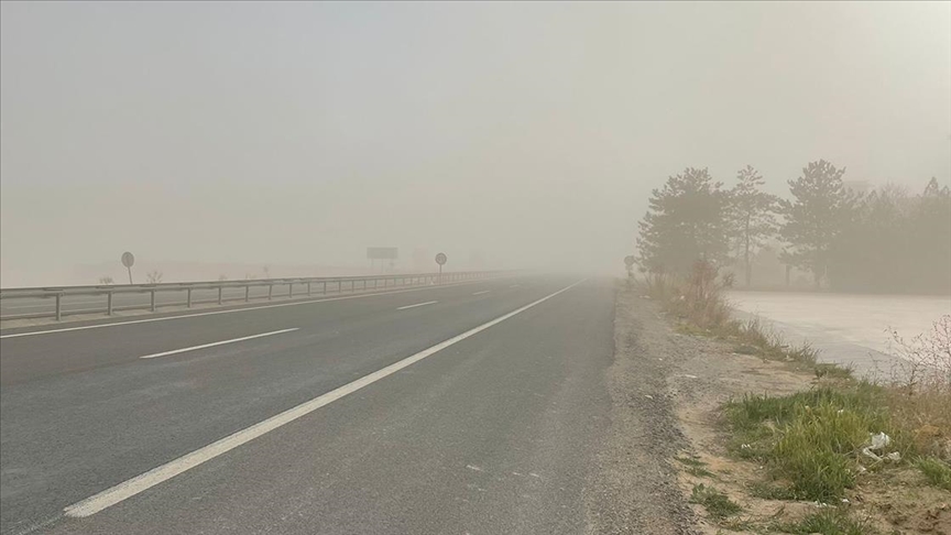 Konya, Niğde ve Aksaray'da kum fırtınası hayatı olumsuz etkiledi