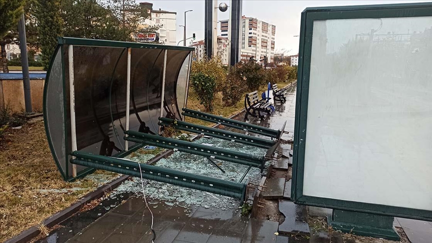 Ankara'da fırtına otobüs durağını devirdi