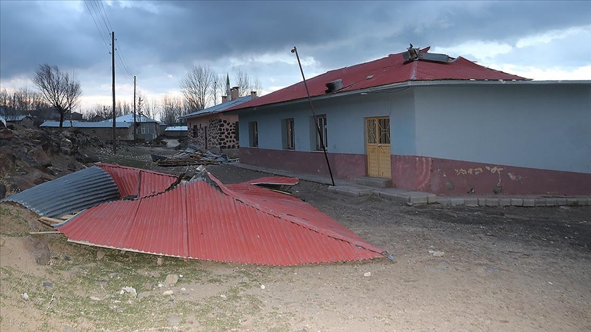 Van'da şiddetli rüzgar okulun çatısını uçurdu!