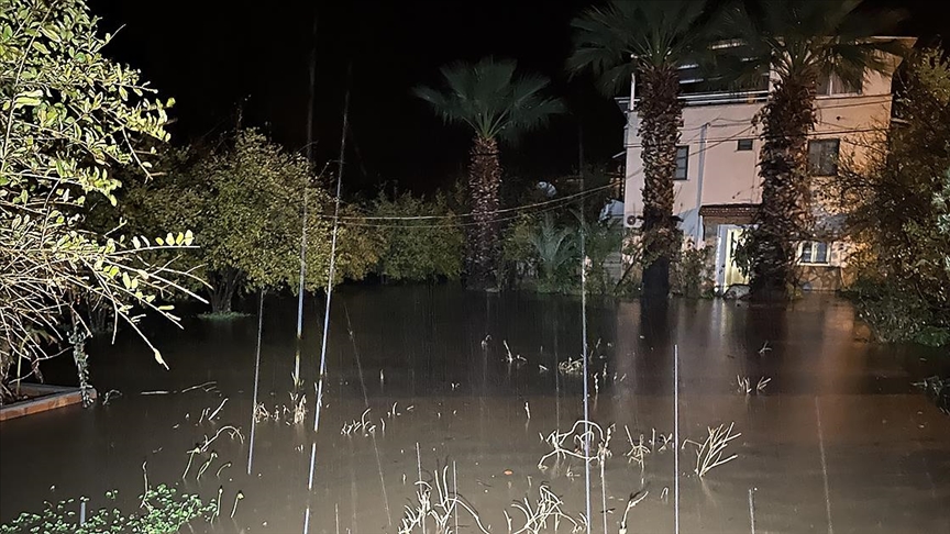 Bodrum'da sağanak nedeniyle evleri su bastı, kaya parçaları yolları kapattı