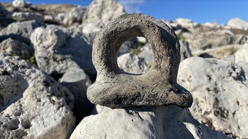 Keban Baraj Gölü'nde suyun çekilmesiyle tarihi höyükler gün yüzüne çıktı