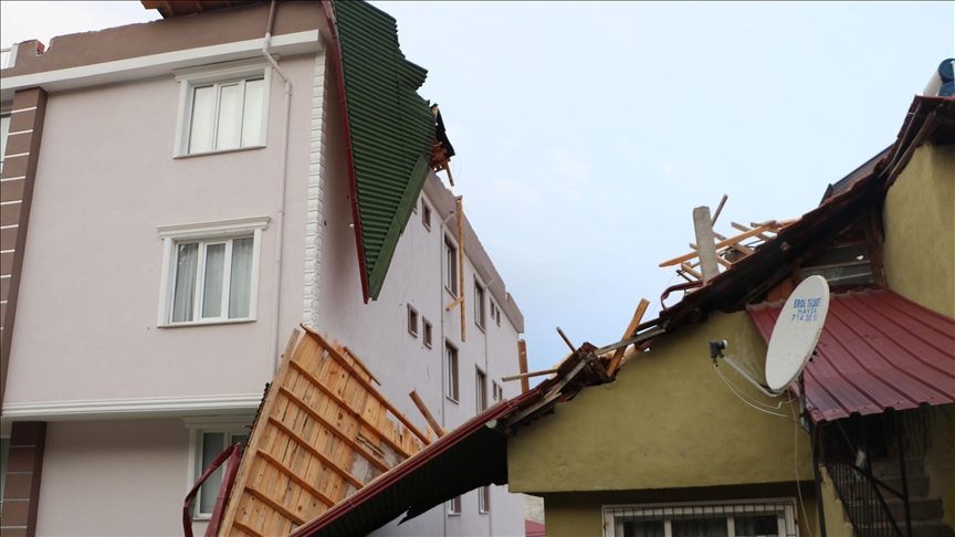 Samsun ve Tokat'ta kuvvetli rüzgar çatıları uçurdu!