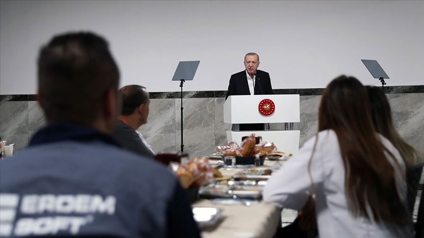 Cumhurbaşkanı Erdoğan işçilerle akşam yemeğinde bir araya geldi