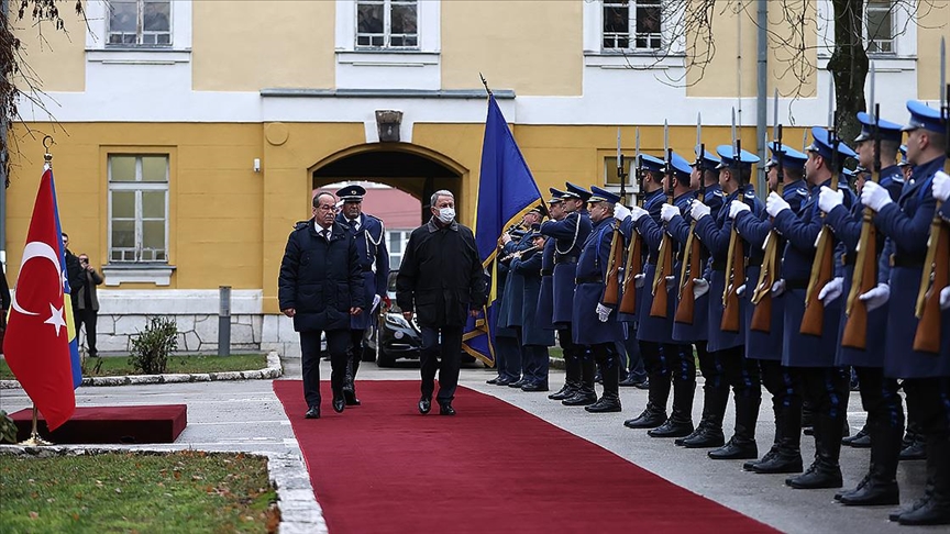 Bakan Akar Bosna Hersek Savunma Bakanlığında askeri törenle karşılandı