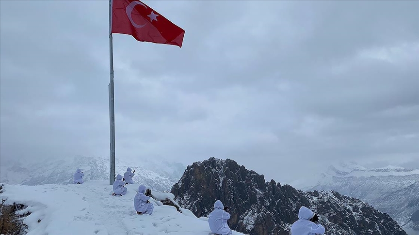 Mehmetçik’ten bayrak donduran soğukta vatan nöbeti