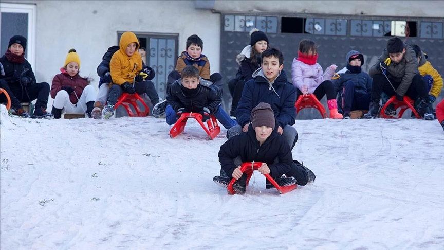 52 İL VE BAZI İLÇELERİNDE EĞİTİME ARA VERİLDİ