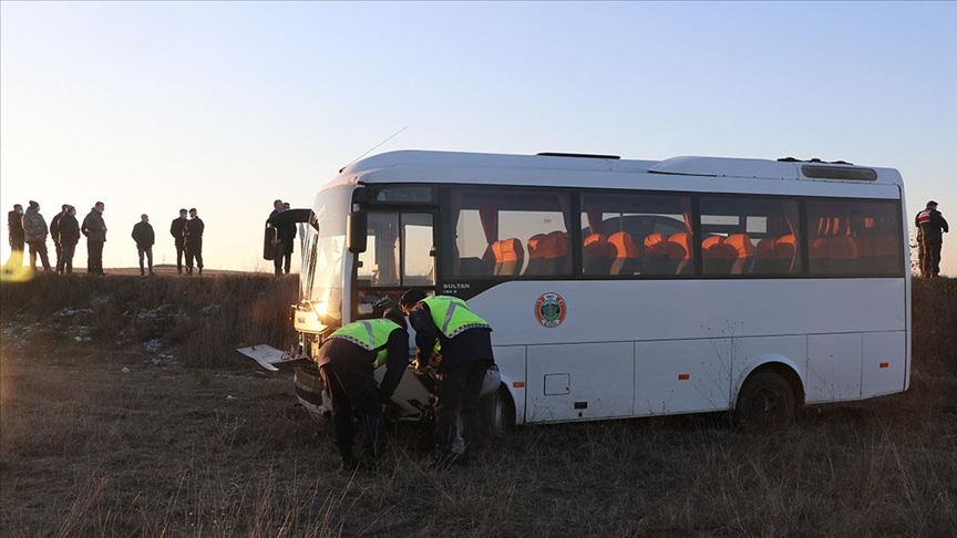 Edirne'de memurları taşıyan servis minibüsünün lastiği patladı