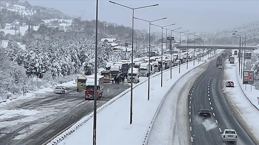 Anadolu Otoyolu'nun Bolu kesiminde kar nedeniyle Ankara yönüne ulaşım sağlanamıyor
