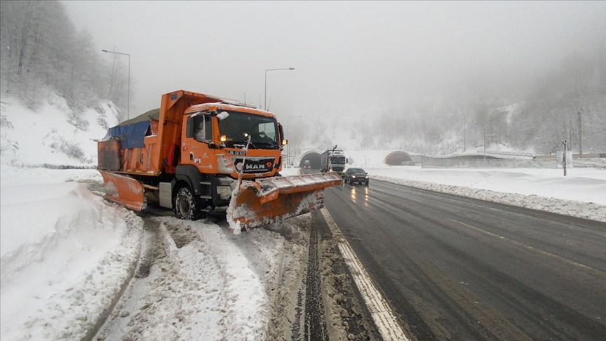 Karayolları Genel Müdürlüğü kar nedeniyle kapanan yolları açma seferberliğine odaklandı