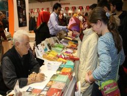 Yazar Ahmet Günbay Yıldız, Bursa 8. Kitap Fuarında Kitaplarını İmzaladı