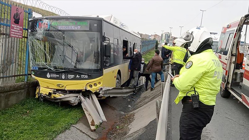 İstanbul'da bariyerlere çarpan İETT otobüsündeki 4 kişi yaralandı