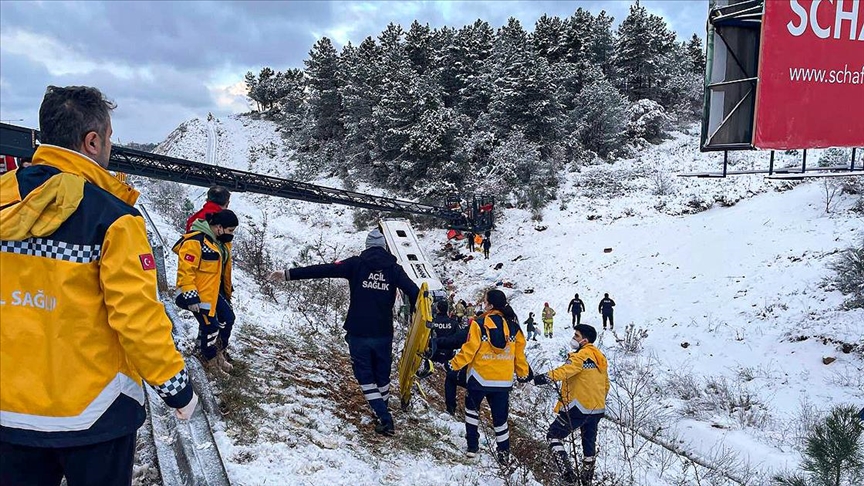 İstanbul'da yolcu otobüsü şarampole yuvarlandı, iki kişi hayatını kaybetti!