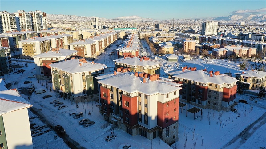 Elazığ'da depremin verdiği hasar devletin şefkat eliyle telafi edildi