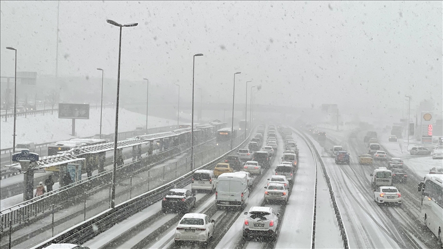 Yoğun kar yağışı nedeniyle Trakya'dan İstanbul'a araç girişine izin verilmeyecek
