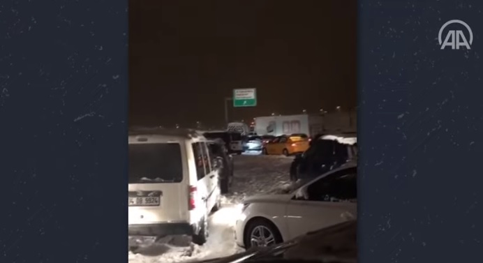 Kar yağışı nedeniyle çok sayıda araç yollarda kaldı..