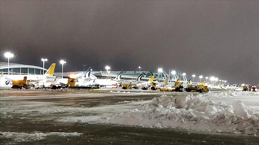 Sabiha Gökçen Havalimanı'nda karla mücadele çalışmaları sürüyor