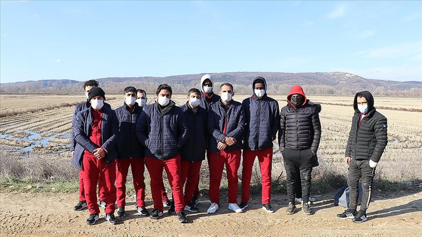 Yunanistan tarafından geri itilen düzensiz göçmenlere Mehmetçik yardım eli uzattı