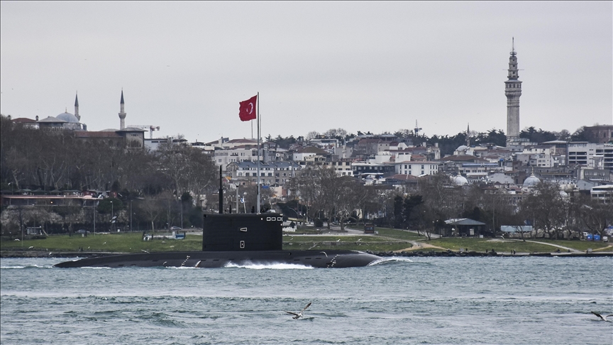 Rus denizaltısı İstanbul Boğazı'ndan geçti!