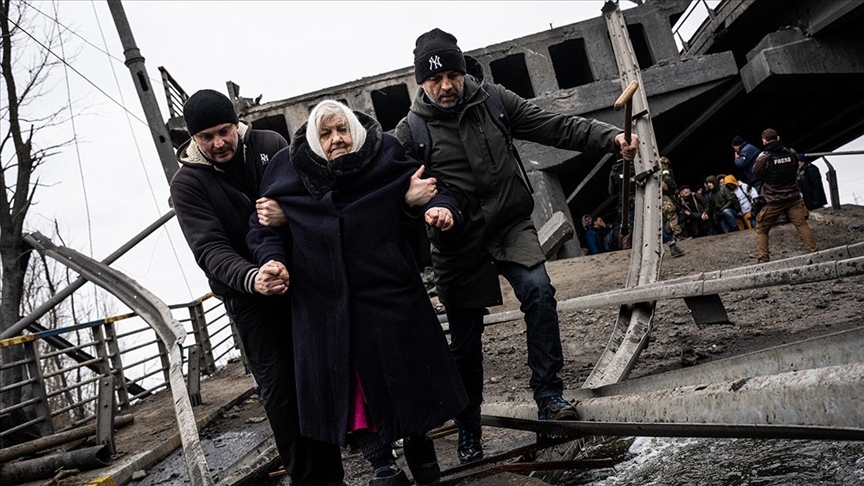Ukrayna’da çatışmaların sürdüğü İrpin kentinde siviller kaçmaya çalışıyor