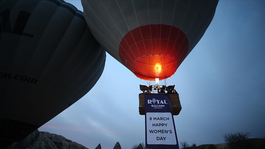 Kapadokya'da sıcak hava balonları '8 Mart Dünya Kadınlar Günü' için havalandı