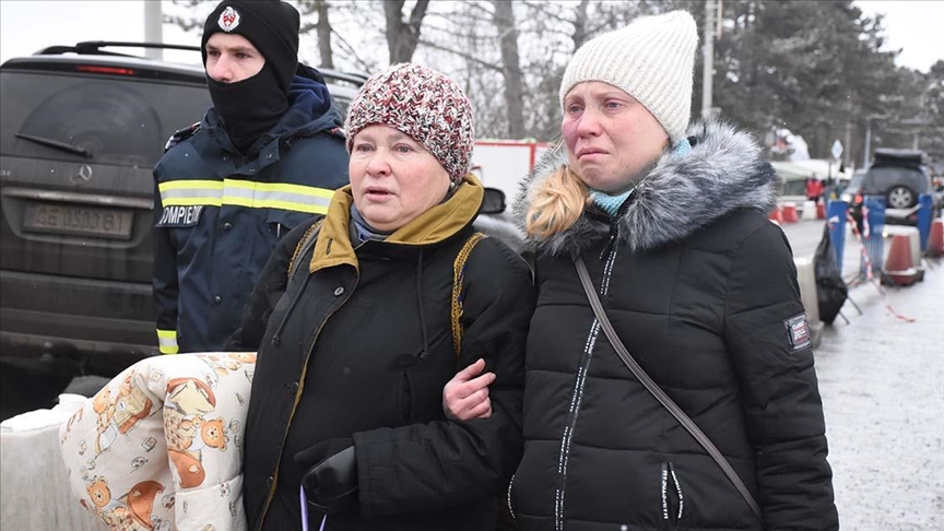 Ukraynalı savaş mağdurlarının Siret Sınır Kapısı'ndan Romanya'ya geçişleri devam ediyor